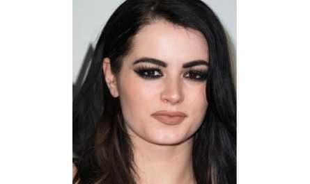 Which female wrestler has Florence Pugh played on-screen?