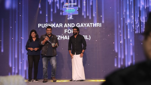 Pushkar Gayathri received the award from Rishab Shetty