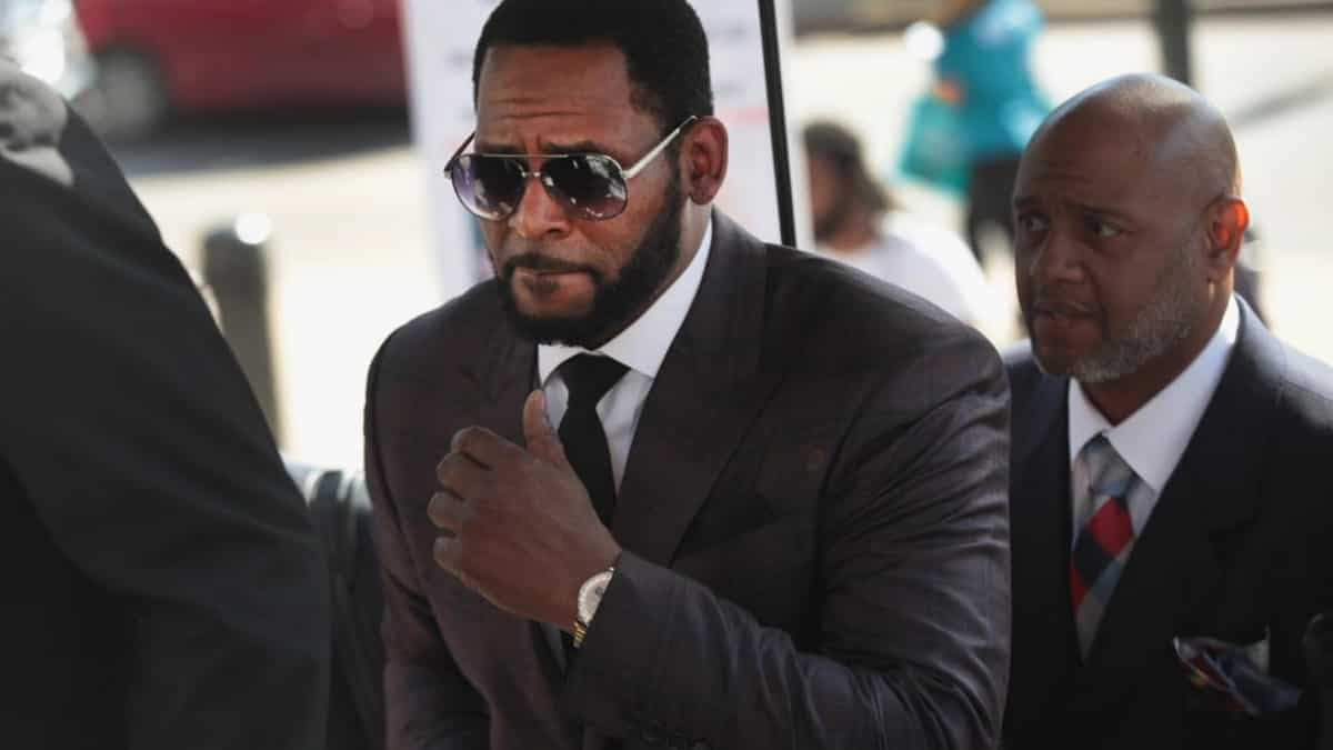 R Kelly, R&B Singer Accused Of Sex Trafficking, Releases New Album From ...