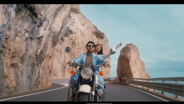 Nagumomu Thaarale song: Prabhas and Pooja Hegde takes the listener to a retro land of love