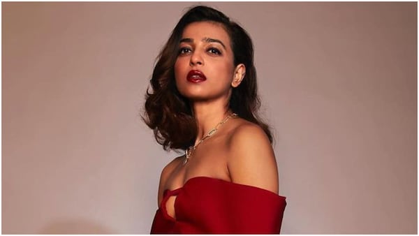 Radhika Apte is pregnant! Announces the news on red carpet in style and that pregnancy glow is immaculate - Check out