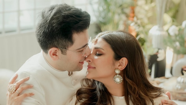 Raghav Chadha locks lips with Parineeti Chopra as she sings Ve Maahi for him, video goes viral