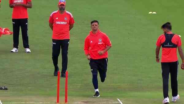 IND vs SA 1st Test: Indian coach Rahul Dravid turns bowler alongside Virat Kohli, internet reacts