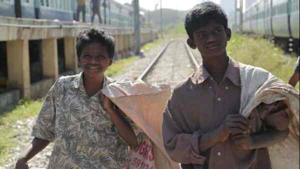 Parimala and Manohara as Raju and Jollu in Railway Children