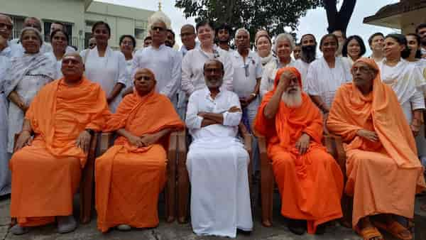 Rajinikanth on Himalayan retreat. (Photo: Twitter/BinaryPost001)