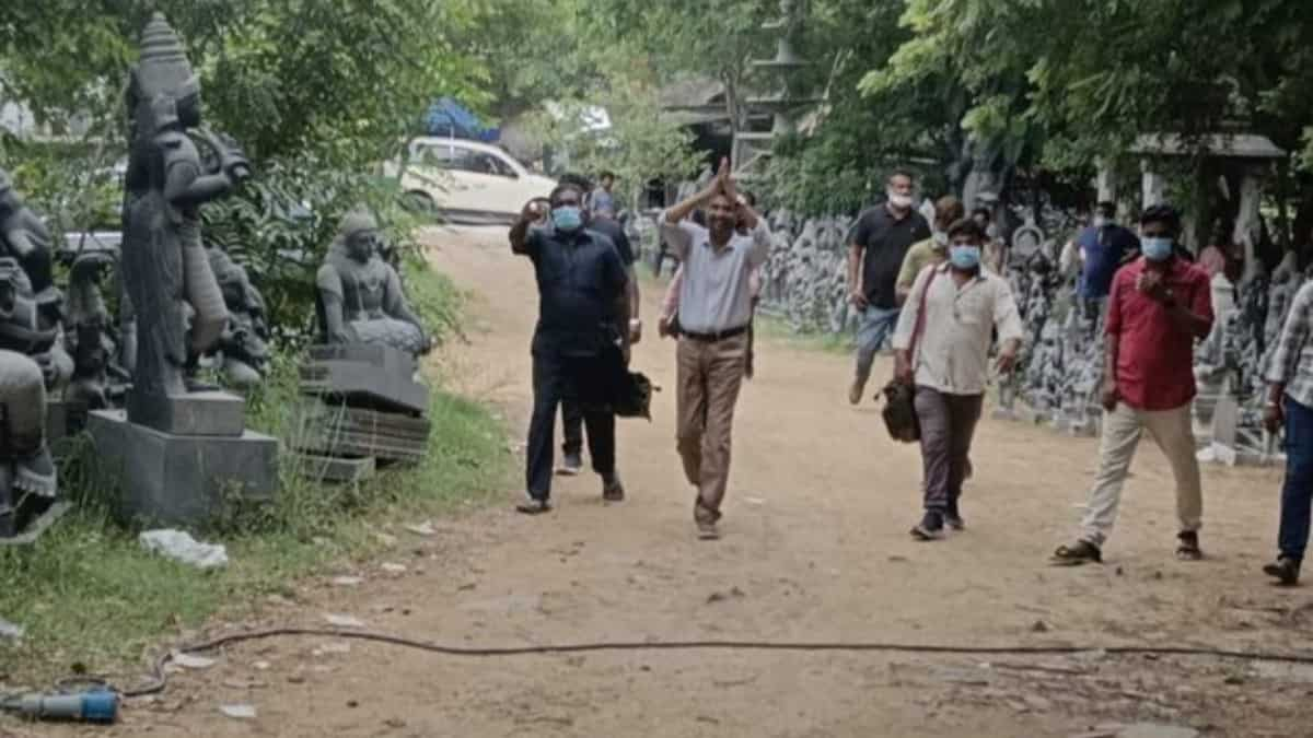 jailer-a-stylish-rajinikanth-spotted-greeting-the-team-on-the-set-of