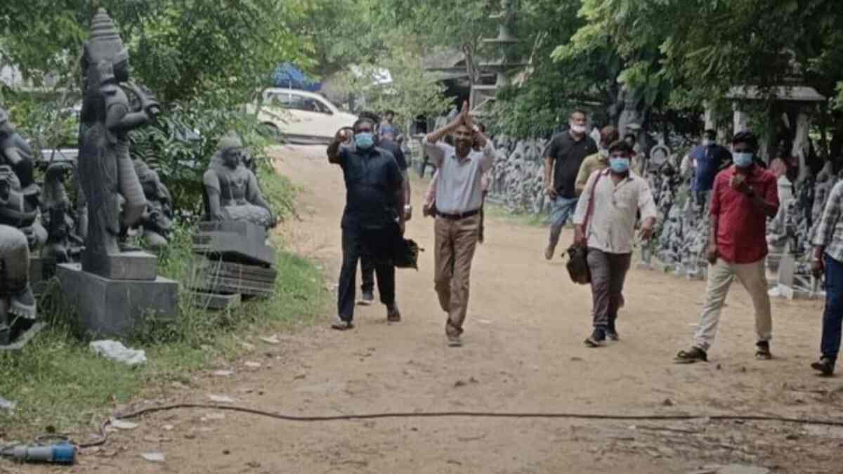 Jailer: A stylish Rajinikanth spotted greeting the team on the set