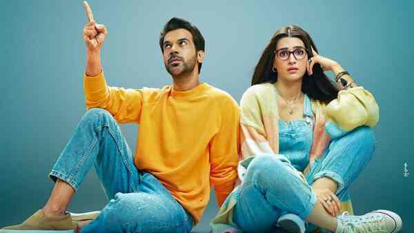 Hum Do Hamare Do duo Rajkummar Rao and Kriti Sanon are up to something in the new snap, check it out