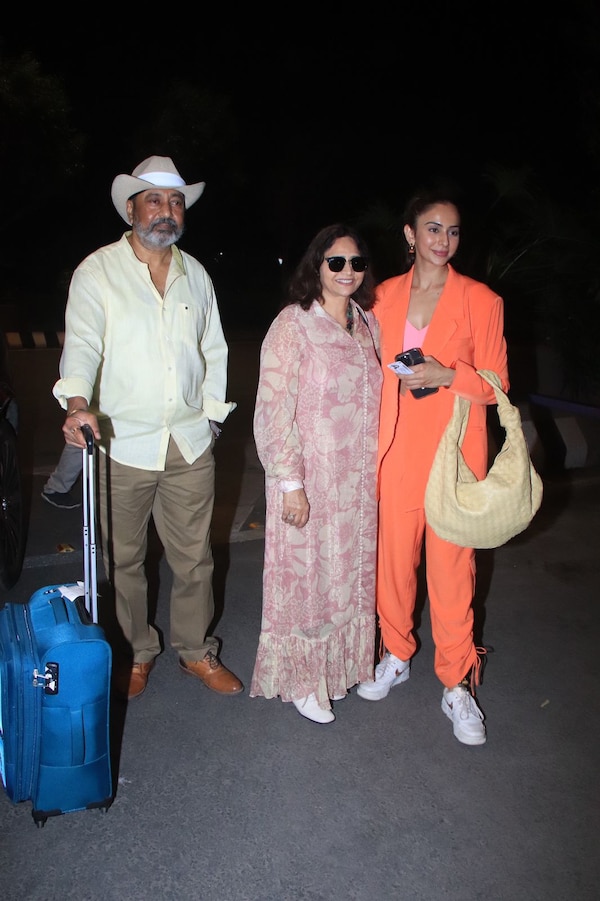 Rakul Preet Singh with family at Mumbai airport. (Image Credit: Manav Manglani)