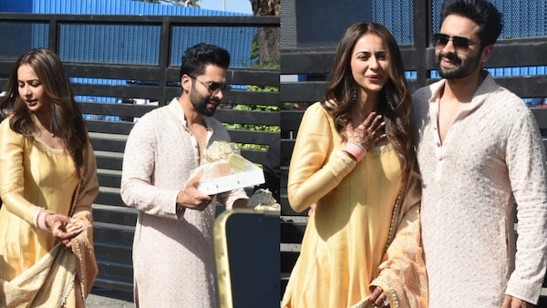 Rakul Preet Singh-Jackky Bhagnani back after their Goan wedding, distribute sweets to paps after arriving in Mumbai