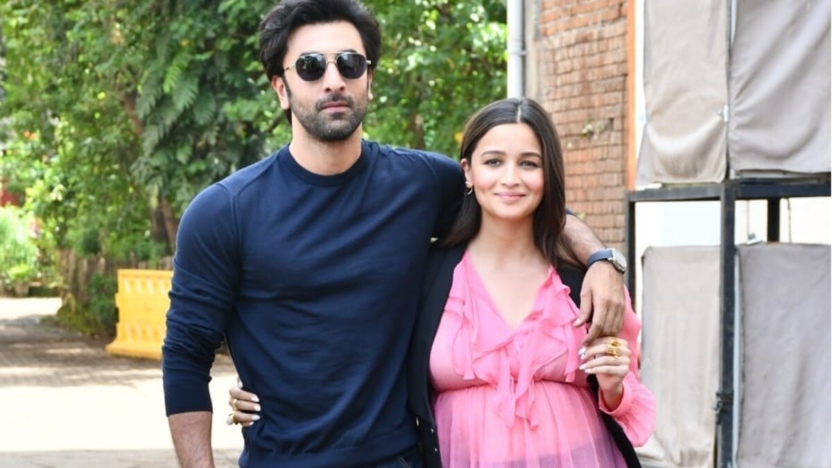 Soon-to-be parents Alia Bhatt, Ranbir Kapoor are all smiles as they ...