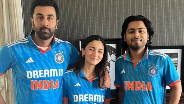 Bleed blue! Ranbir Kapoor and Alia Bhatt unleash team spirit, cheer for Team India in the 2023 World Cup final