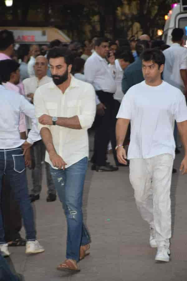 Ranbir Kapoor and Rohit Dhawan at Satish Kaushik's funeral (Manav Manglani).