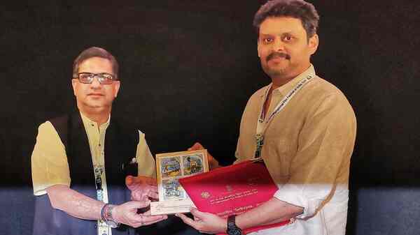 Ranjith Sankar receiving memento at the 52nd International Film Festival of India (IFFI)