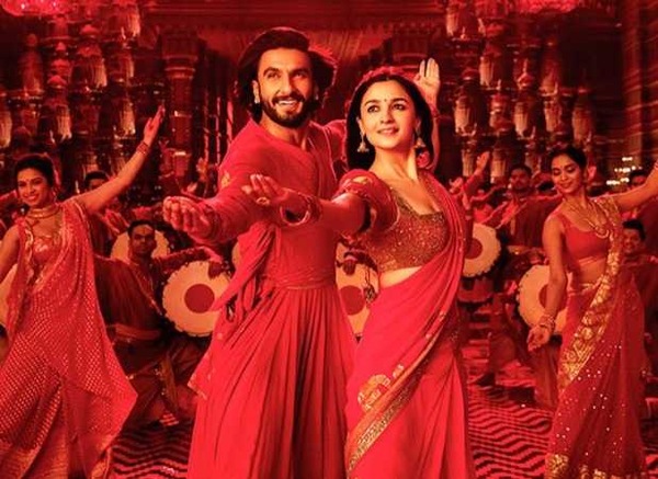 Ranveer Singh and Alia Bhatt in Dhindhora Baje Re