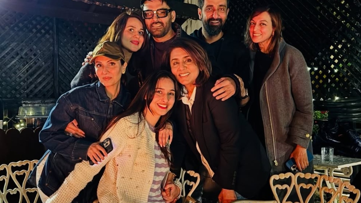 Neetu Kapoor joins daughter Riddhima Kapoor Sahni on her debut film sets, strikes a pose with Kapil Sharma