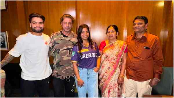 Shah Rukh Khan poses with KKR player Rinku Singh and his family, cricketer pens a heartwarming note