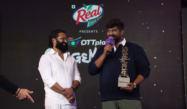 Rishab Shetty presents the award for Disruptive Actor to Joju George at OTTplay Changemakers Awards 2023