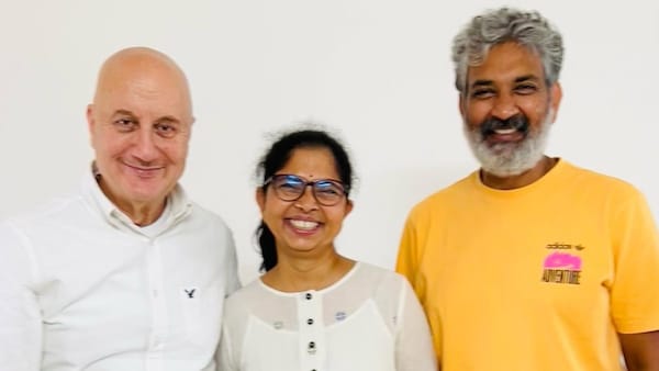 Anupam Kher pays a visit to Rajamouli's home in Hyderabad, felicitates the RRR filmmaker