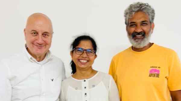 Anupam Kher pays a visit to Rajamouli's home in Hyderabad, felicitates the RRR filmmaker