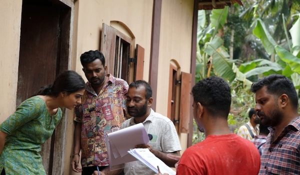 S Vipin on the set of Vysanasametham Bandhumithradhikal