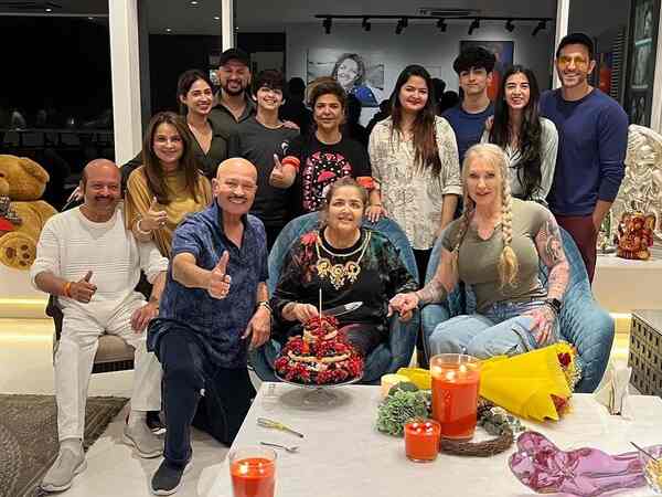 Saba Azad recently celebrated Hrithik Roshan's sister, Sunaina Roshan's birthday, along with the Roshan family