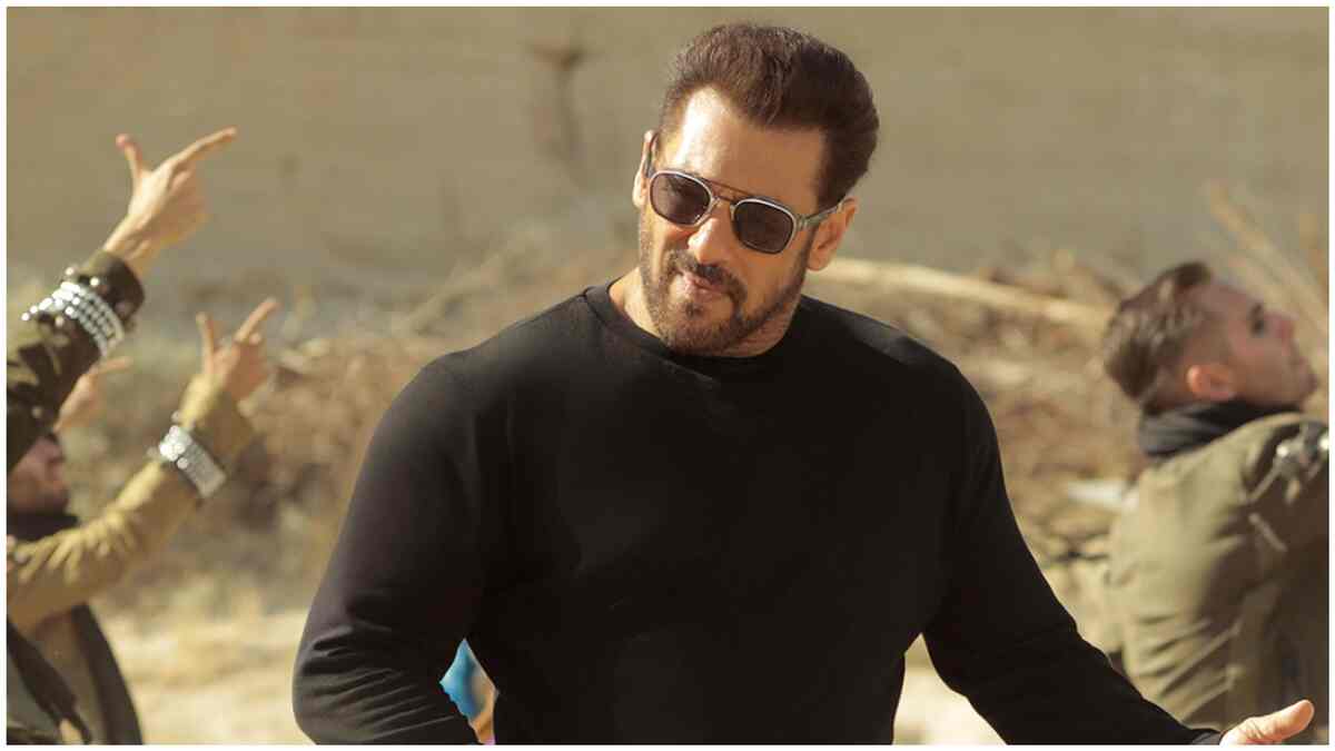 Days after shooting for Bigg Boss 18 promo, Salman Khan spotted dancing at Ganpati Visarjan with rib injury - Viral video