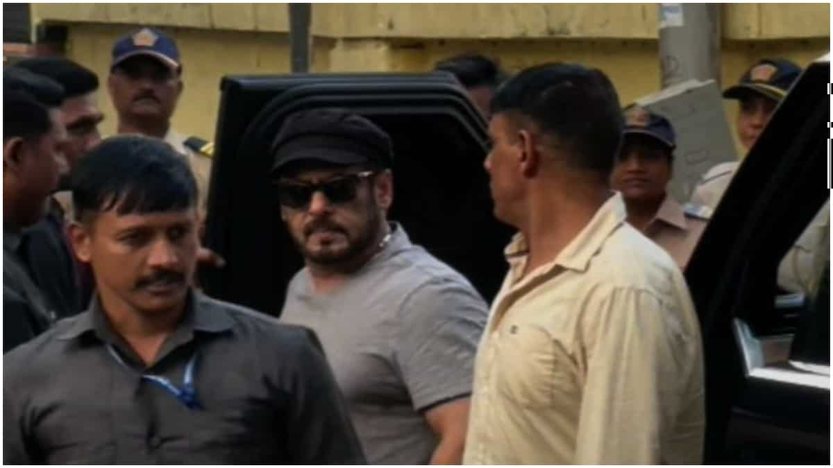 https://www.mobilemasala.com/film-gossip/Salman-Khan-steps-out-to-vote-amid-death-threats-arrives-at-polling-booth-with-heavy-security-Pics-inside-i319129