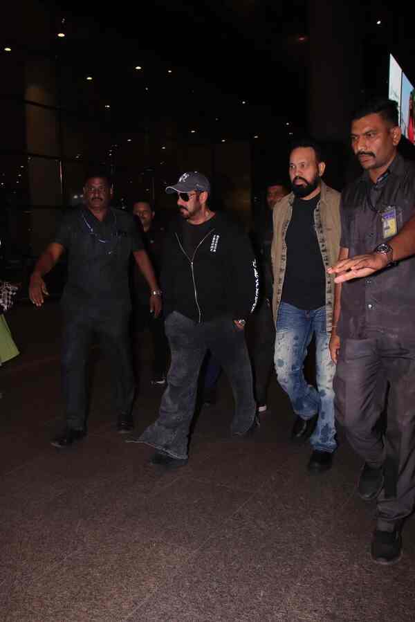 Paps clicked megastar Salman Khan who arrived at the airport. (Photo Credit: Manav Manglani)