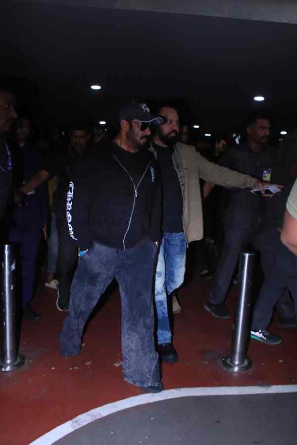 Paps clicked megastar Salman Khan who arrived at the airport. (Photo Credit: Manav Manglani)