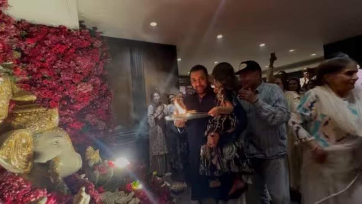 Salman Khan performs Ganesh aarti with niece Ayat, Watch viral video