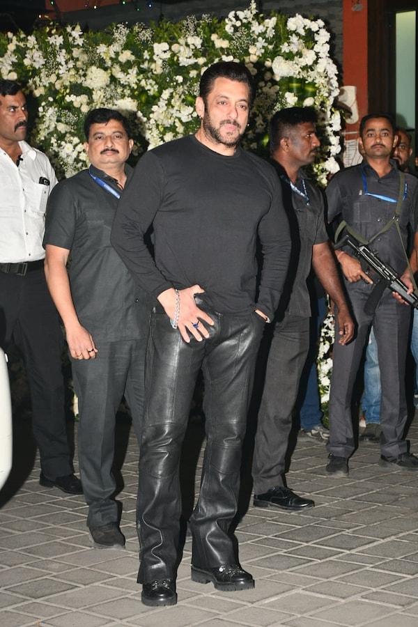 Salman Khan at his birthday bash (Courtesy: Manav Manglani)