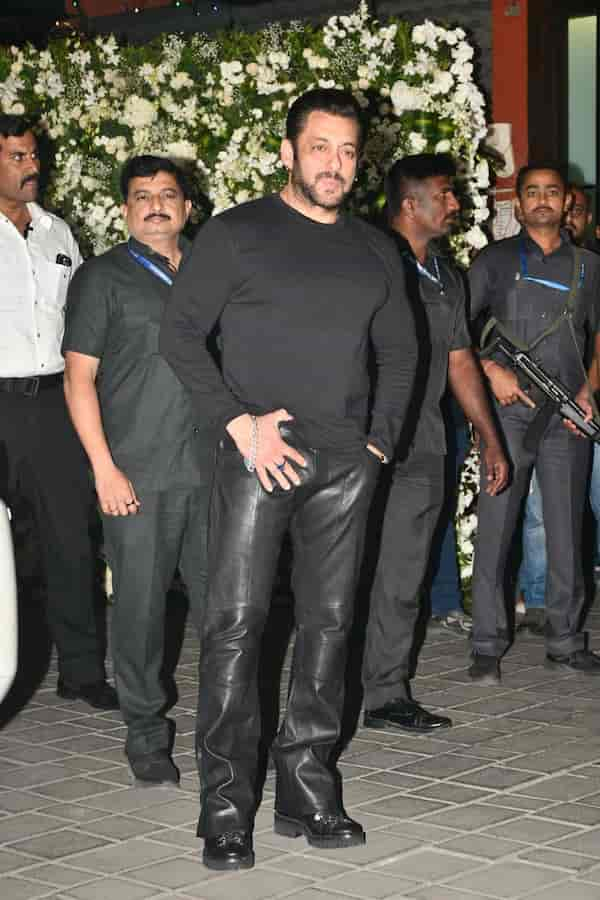 Salman Khan at his birthday bash (Courtesy: Manav Manglani)