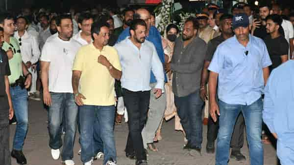 Salman Khan at Satish Kaushik's funeral (Manav Manglani).