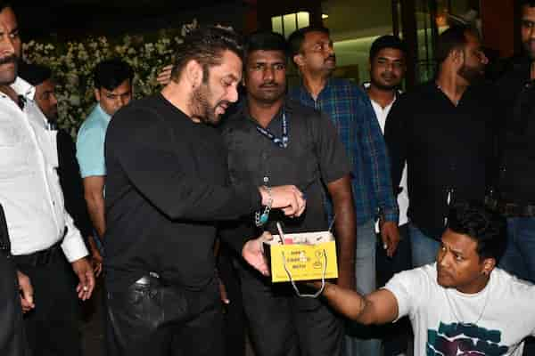 Salman Khan cuts his birthday cake (Courtesy: Manav