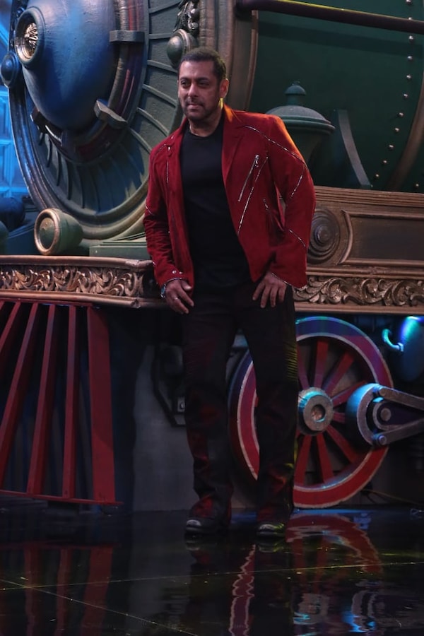 Salman Khan sports a bright red jacket as he shoots for Bigg Boss 17; see  pics - Times of India