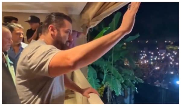 Fans' favorite Tiger 'Salman Khan' sends them into frenzy as he waves with dad Salim Khan | WATCH