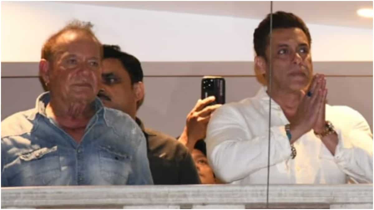https://www.mobilemasala.com/film-gossip/Salman-Khan-greets-fans-with-waves-and-folded-hands-on-Eid-father-Salim-Khan-joins-him-Watch-i253096