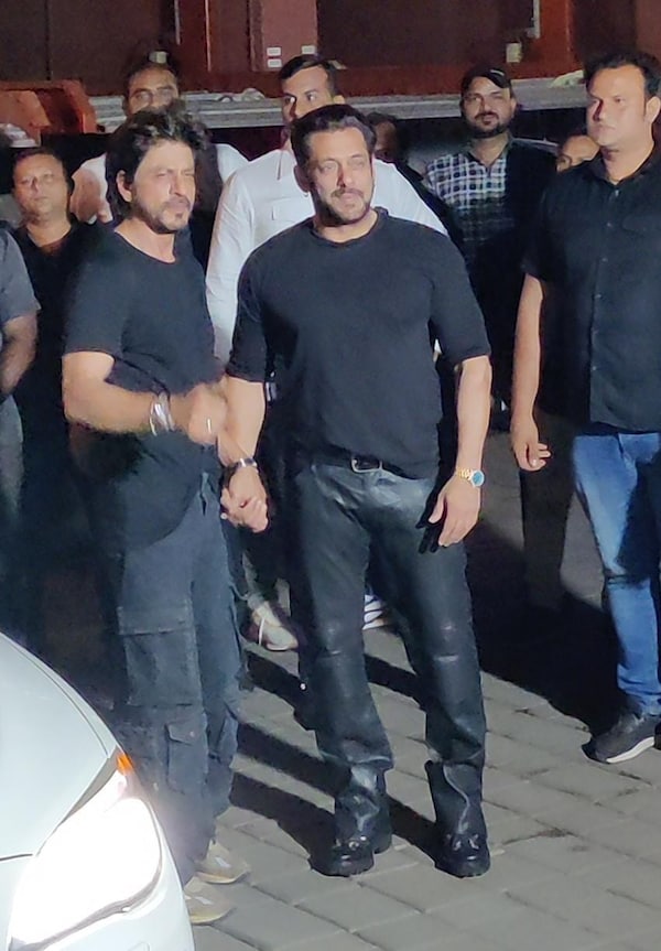 Salman Khan with Shah Rukh Khan at former's birthday bash (Courtesy: Manav Manglani)