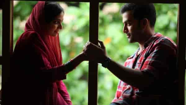 Samvritha Sunil and Prithviraj Sukumaran in Ayalum Njanum Thammil.