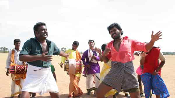 Saravanan and Karthi in the song, Oororam Puliyamaram