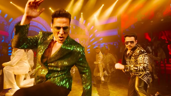 Akshay Kumar goes shirtless with Mouni Roy and Sonam Bajwa, netizens call it ‘cringe’ – watch video