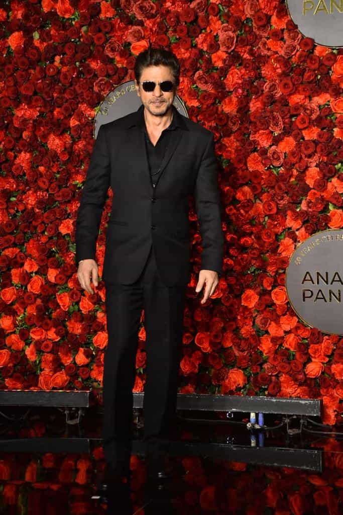 Trending: Shah Rukh Khan looks dapper in black suit at Delhi event,  netizens can't keep calm | IWMBuzz
