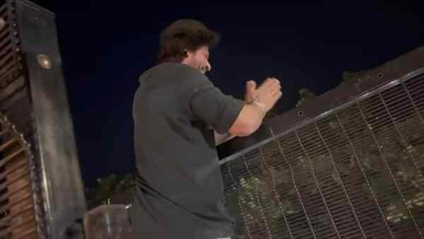 Watch: Shah Rukh Khan drops a Sunday surprise for his sea of fans outside Mannat ahead of Pathaan's release