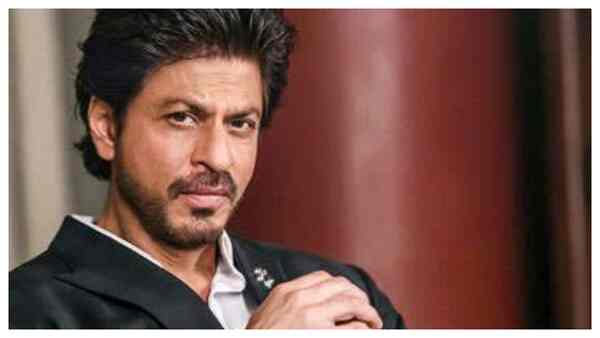 Dunki shoot: From signing autographs to clicking pictures, Shah Rukh Khan happily interacts with fans