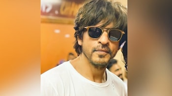 Dunki BTS: Images of Shah Rukh Khan with crew of Rajkumar Hirani film  surface online, fans