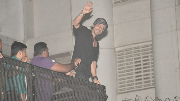 'Mehmaan Nawaazi Pathaan ke ghar par': Shah Rukh Khan spreads love, hugs, and gives flying kisses to fans from Mannat's roof