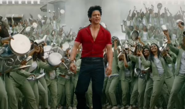 Jawan fever continues! Shah Rukh Khan reacts to Zinda Banda flash mob in Peru, asks fans to follow traffic rules