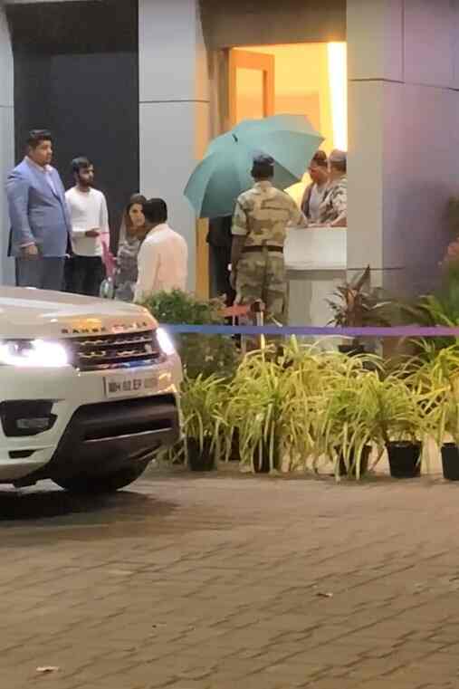 Shah Rukh Khan at Mumbai airport (Manav Manglani).