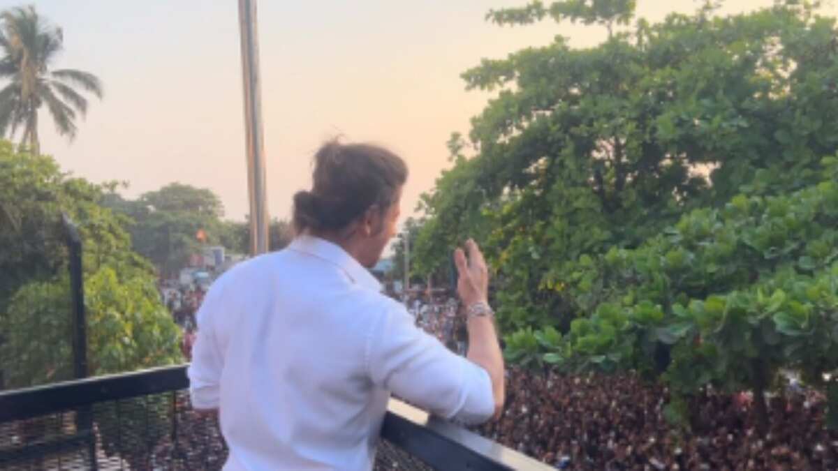 https://www.mobilemasala.com/film-gossip/Shah-Rukh-Khan-finally-greets-mob-gathered-outside-Mannat-to-see-him-on-Eid-this-time-without-AbRam-Watch-i253063